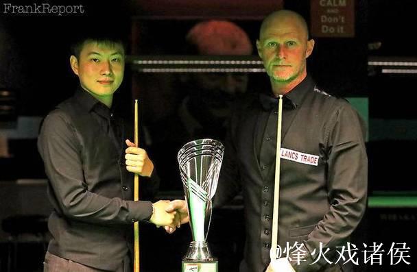 塞尔比捧英锦赛奖杯亮相皇权球场，莱斯特共享荣光